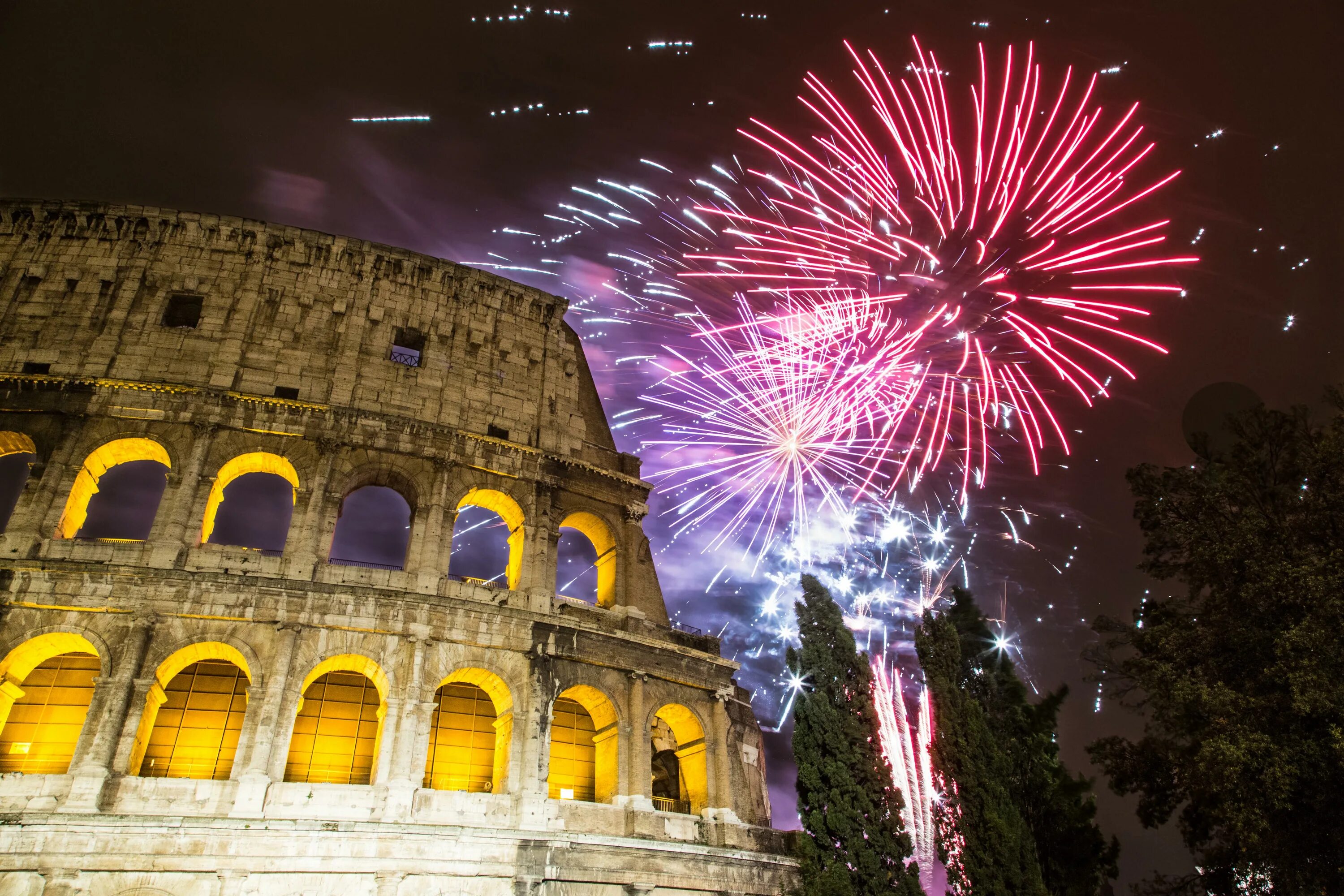 Италия Capodanno. Салют Колизей. Новый год в Риме Колизей. Римская Империя салют.