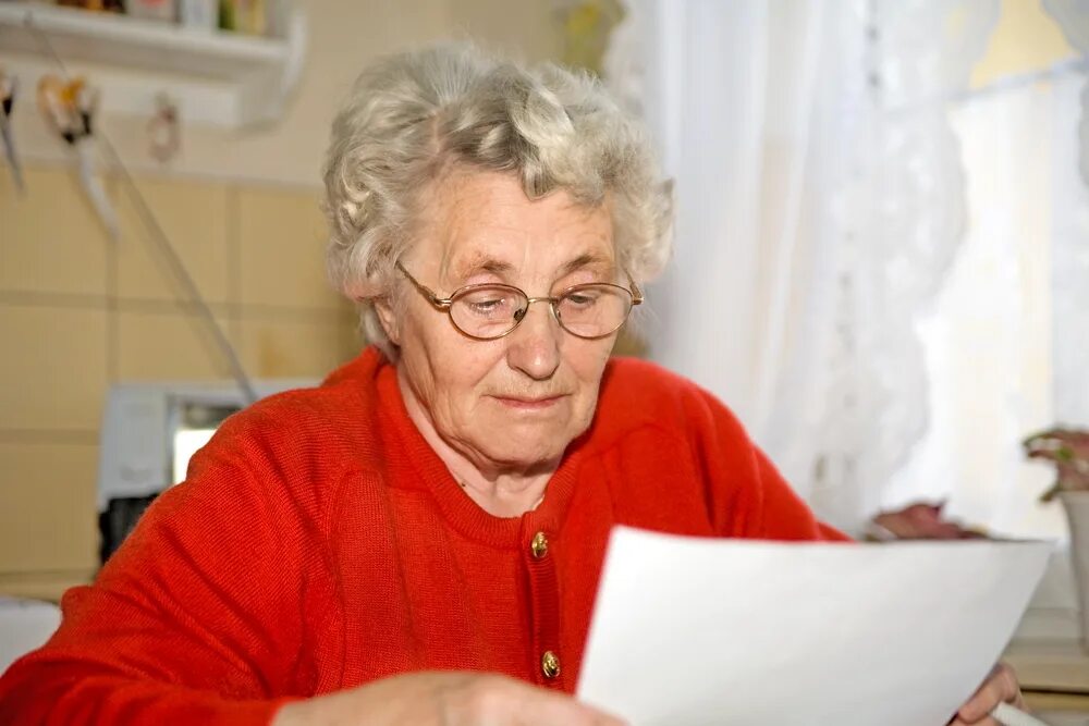 Бабушка получила. Пожилая женщина читает письмо. Бабушка читает письмо. Старушка читает. Бабушка получила письмо.