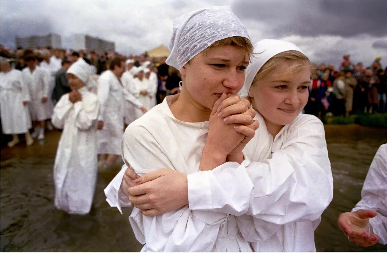 В 1993 россия становится. 90-Е годы в России. Современные Баптисты. Великое белое братство. Религиозные сектанты.