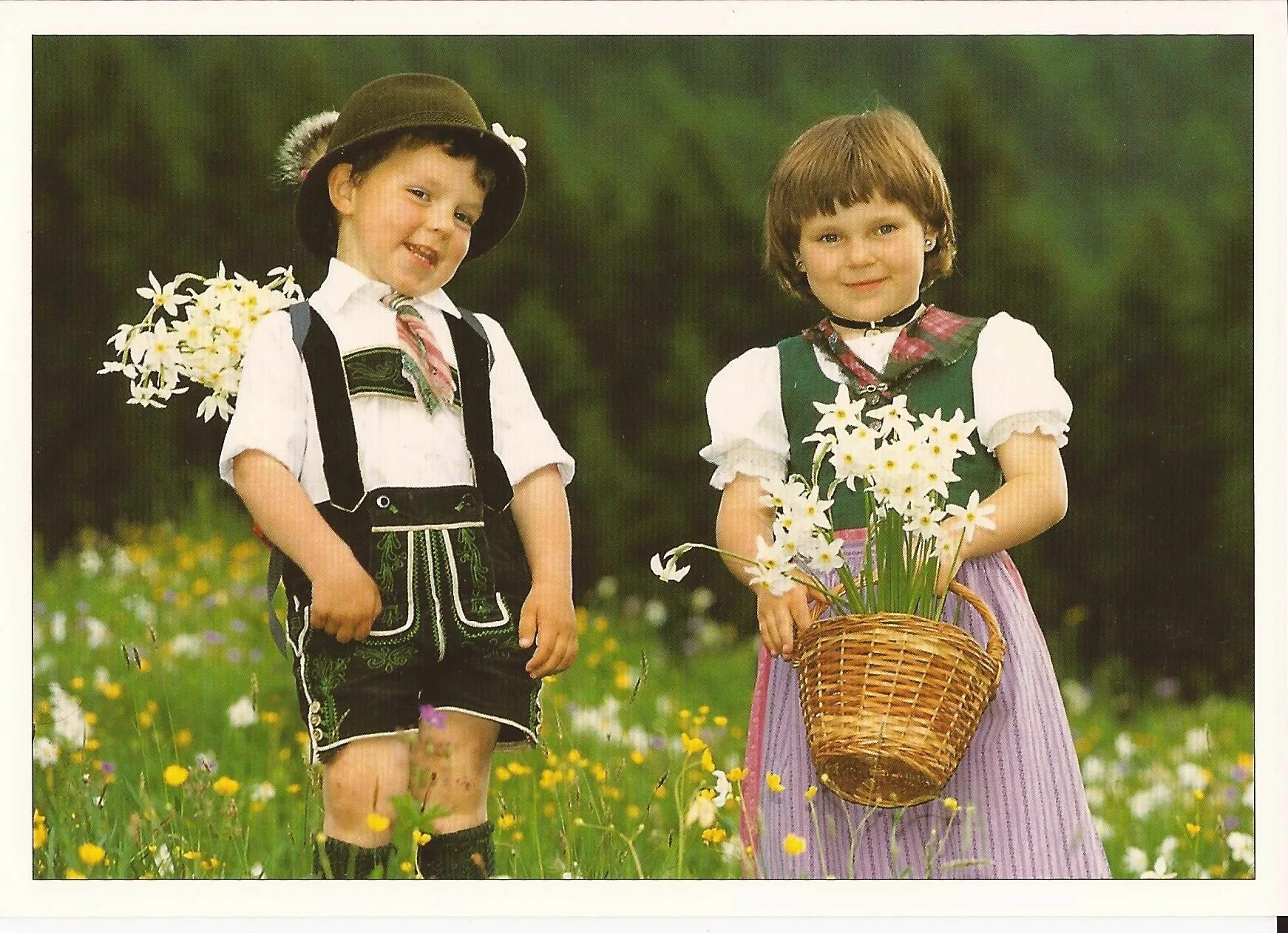 Немецкие дети в россии. Национальная одежда Германии для детей. Национальная одежда немцев дети. Национальные костюмы немцев для детей. Немецкий народный костюм.