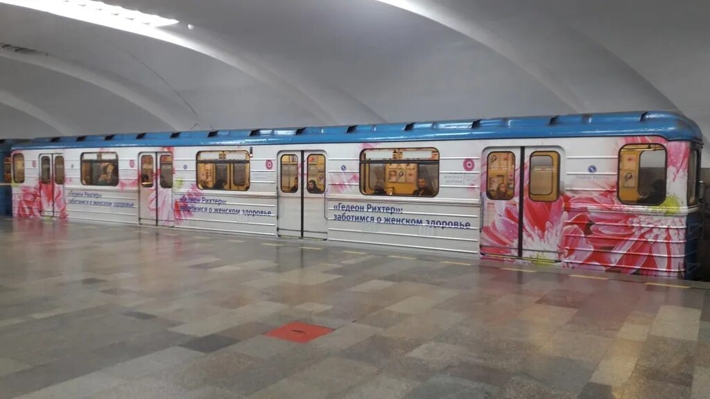 Метро 2000 рублей. Реклама в метро екатеринбург. реклама в метро 2000. метро 2000. реклама екатеринбургского метро.