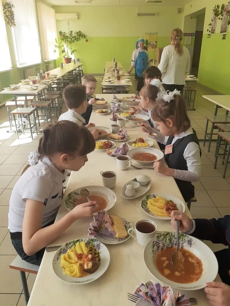 Школьное питание ру. Питание в школе. Обед в школьной столовой. Питание детей в школе. Питание в школе картинки.