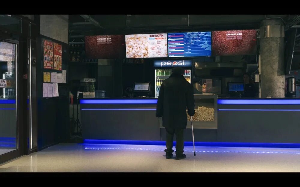 Сеанс состоится. Сеанс состоится. Сеанс состоится. Сеанс состоится. Экран кинотеатра с людьми.