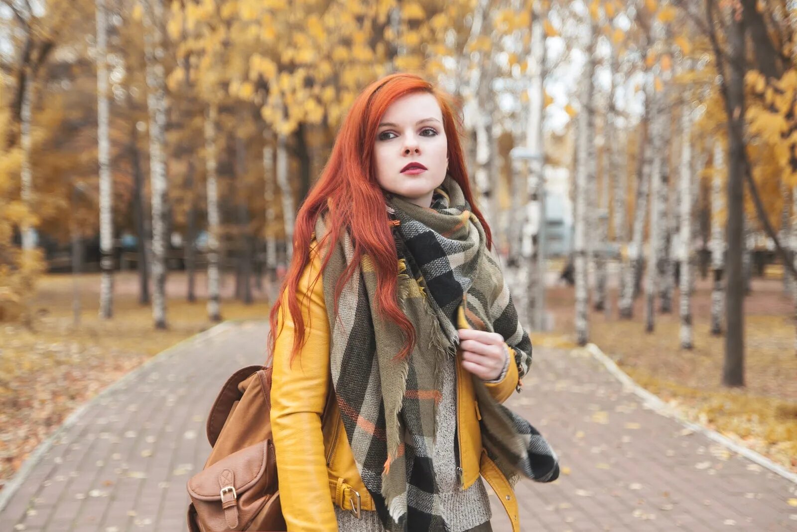 Девушка в желтой куртк. Девушка в желтой куртке рыжая. Рыжая блоггер из Новосибирска. Желтый шарф и рыжие волосы. Рыжая блогер