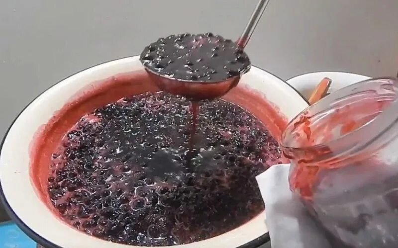 Варенье из смородины пятиминутка. Смородиновое варенье пятиминутка. Варенье из смородины пятиминутка. Конфитюр черная смородина. Смородина с медом.