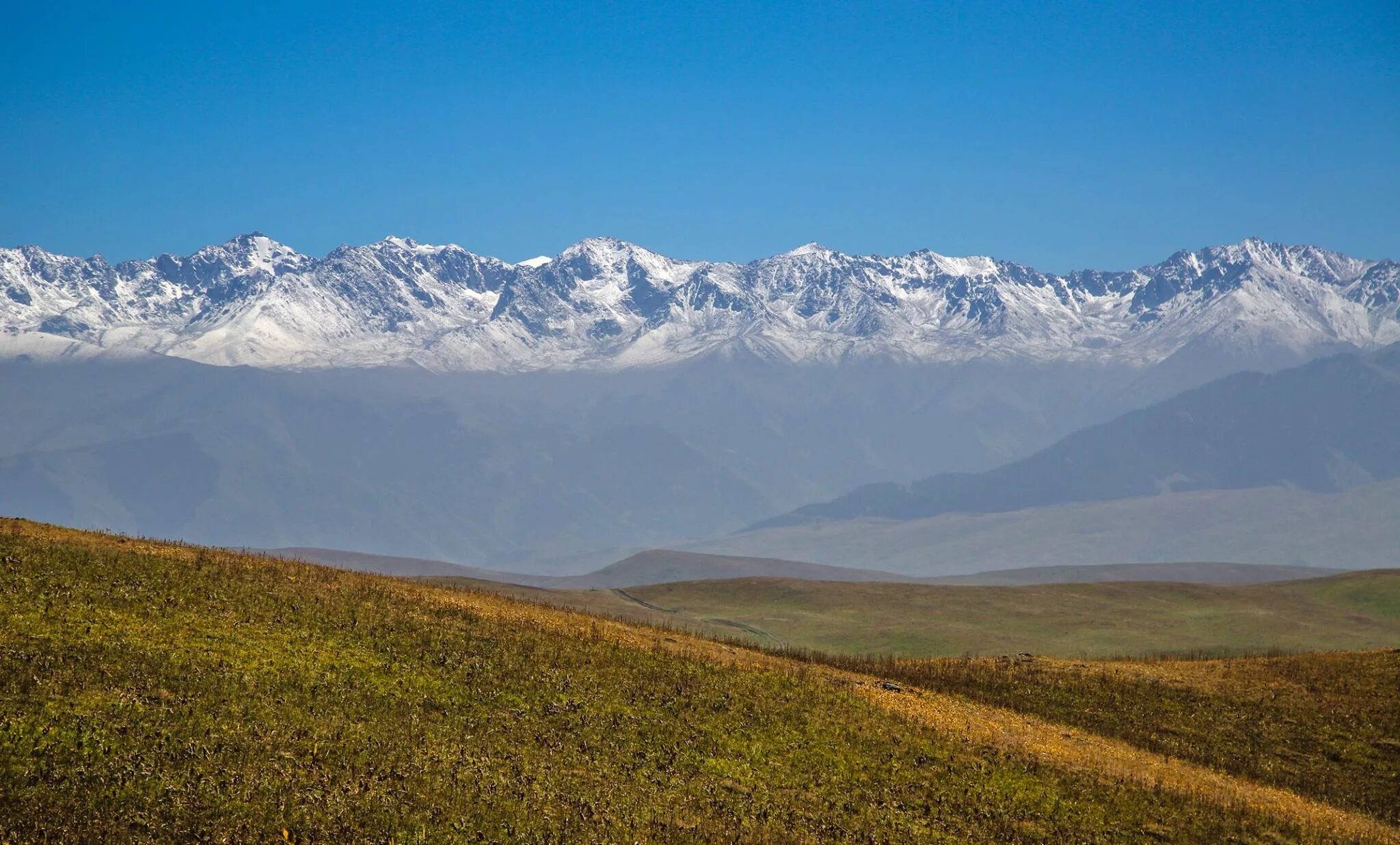 Ала түсті. Казахстан Жуалы горы. Ушконыр горы. Табигат Тау. Горы Аскар.