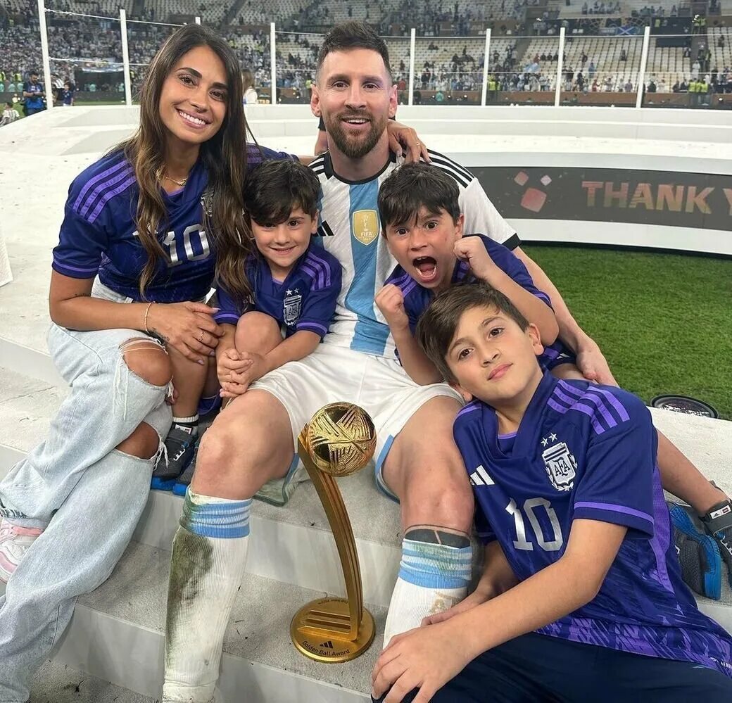 Жена лео месси. Messi in life photo. Лео месси и его жена. Лионель месси жена. Leo messi семья.
