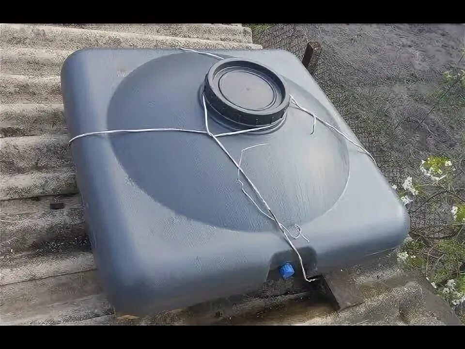 Летний душ из поликарбоната. Как закрепить бак. Водонапорный бак для дачи. Душ бочка для дачи. Как закрепить бак.