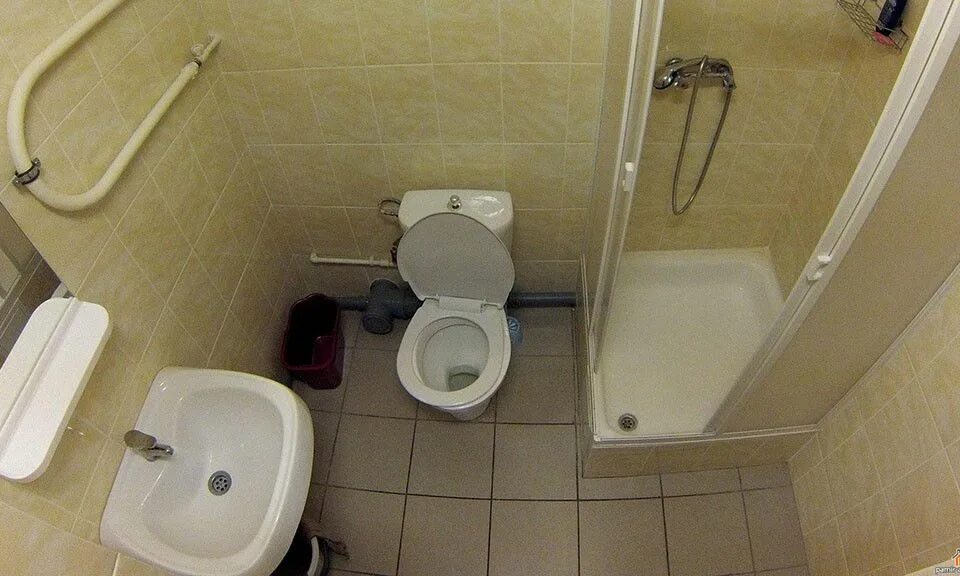 Ванна в общежитии. Туалет в комнате общежития. Ванная комната в общежитии. Санузел в общежитии.