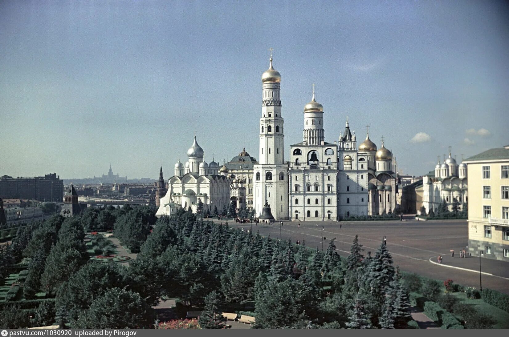 Московский кремль москва ивановская площадь фото. Ивановская площадь Московского Кремля. Ивановская площадь Кремля сейчас. Иванова площадь в Кремле. Ивановская площадь Московского Кремля фото.