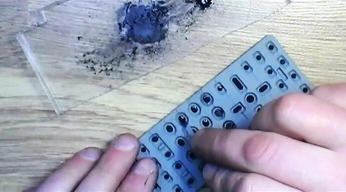 Как починить кнопку на пульте от телевизора. Починить кнопки пульта. Восстановление пульта от телевизора ремкомплекты. Отремонтировать пульт. Пульт с заклеенными кнопками.