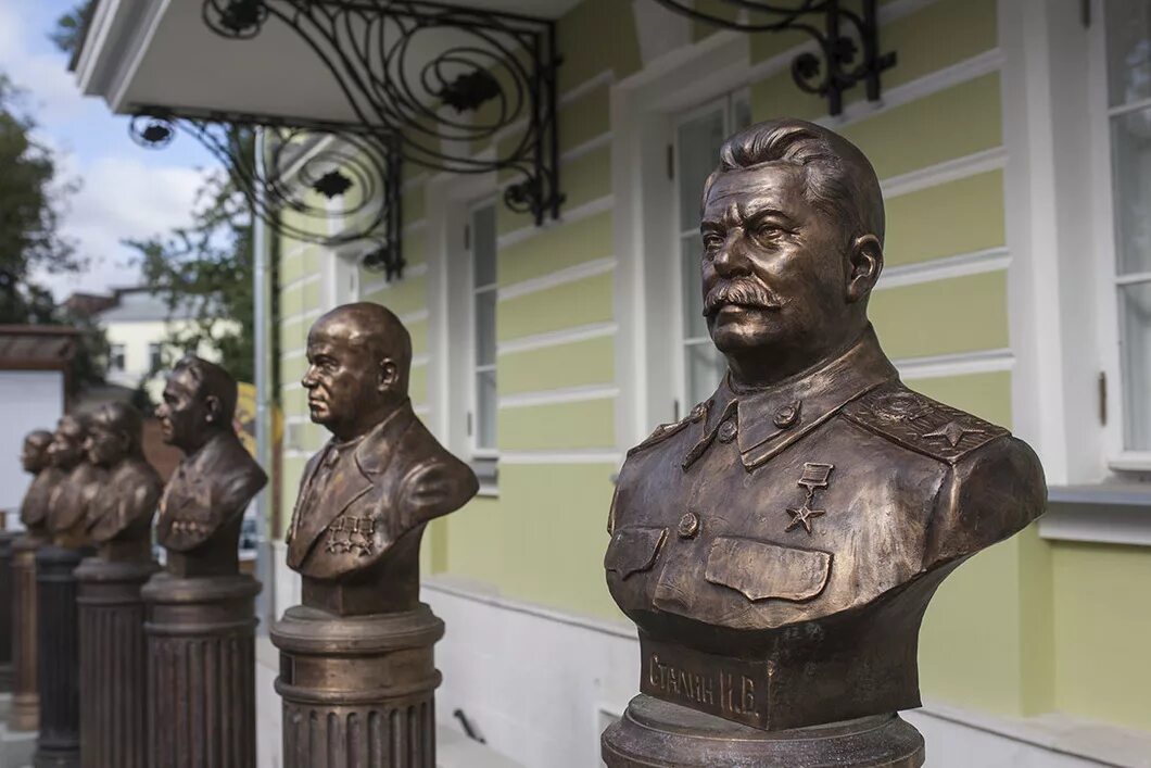 Советские бюсты. Церетели аллея правителей россии. аллея правителей церетели в москве. аллея правителей в петроверигском переулке. бюсты правителей церетели.