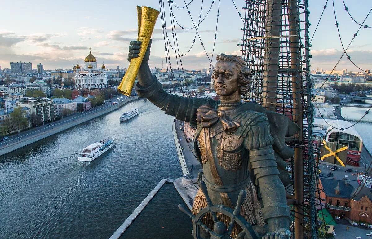 Памятник Петру первому в Москве. Скульптура Петра 1 Церетели в Москве. Памятник Петру 1 в Москве на Москве реке. Моссква