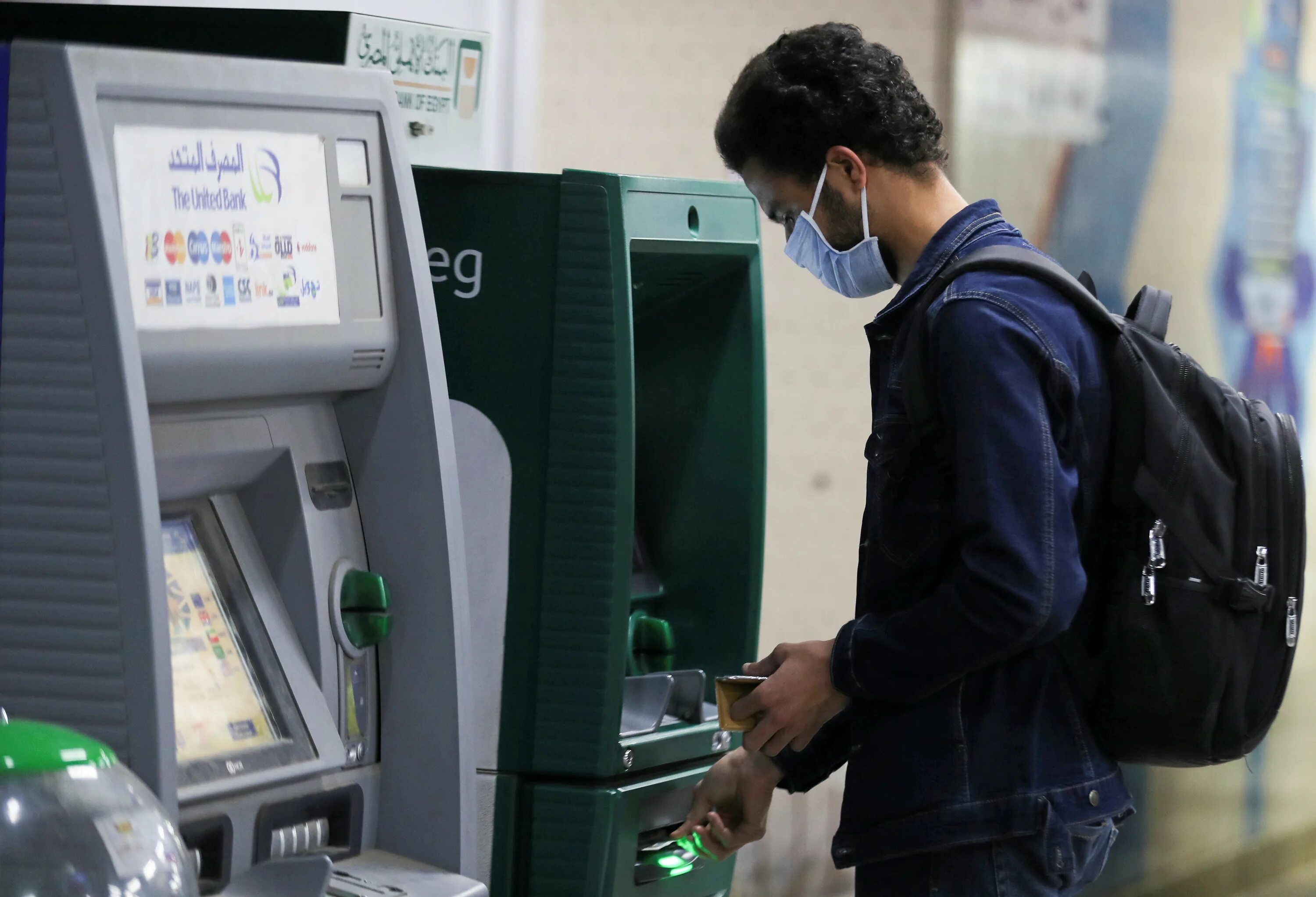 Человек у банкомата. Банкомат. Банкомат (ATM). Возле банкомата.