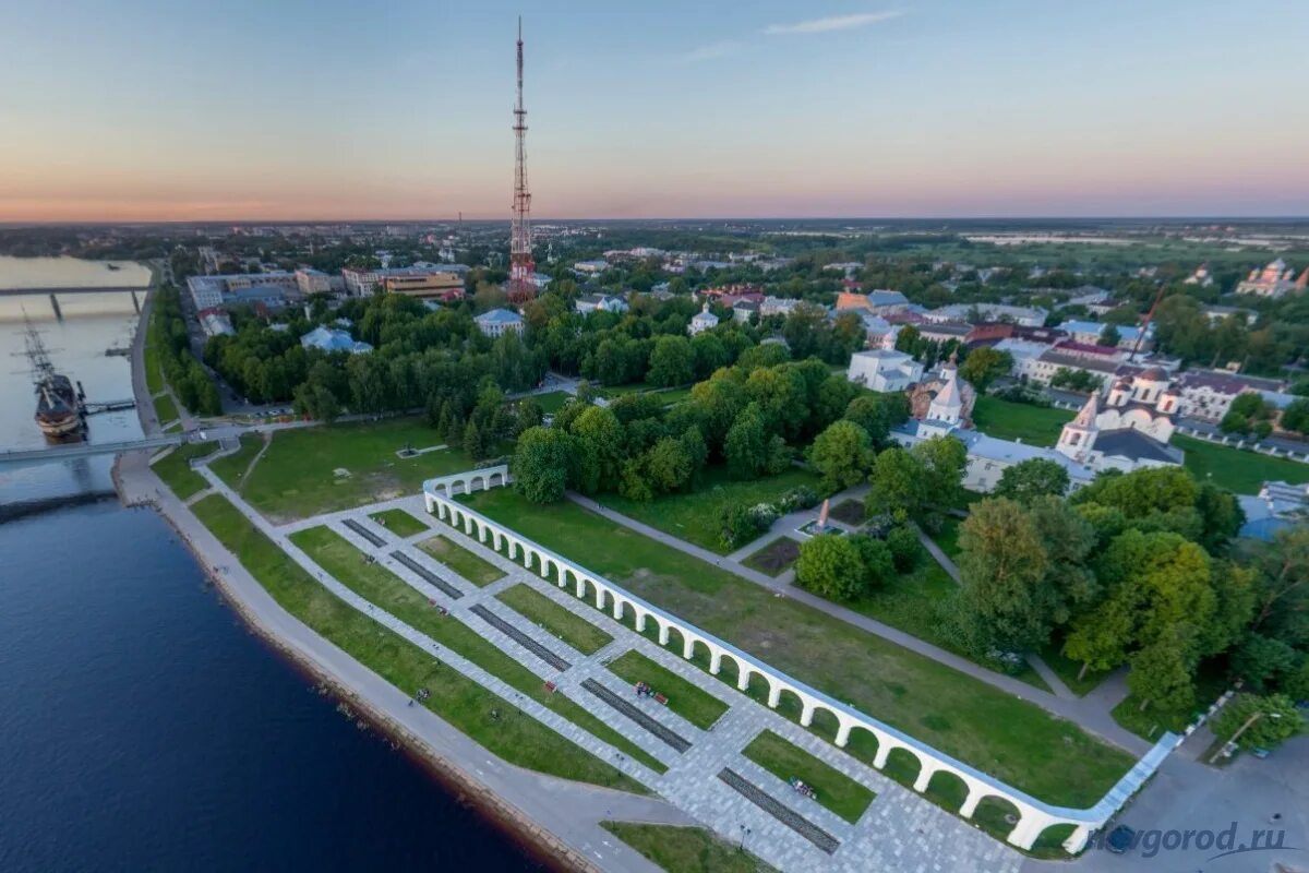 Ярославово Городище Великий Новгород. Ярославово Дворище Великий Новгород сверху. Ярославово Дворище Великий Новгород вид сверху. Ярославо Дворище Великий Новгород.