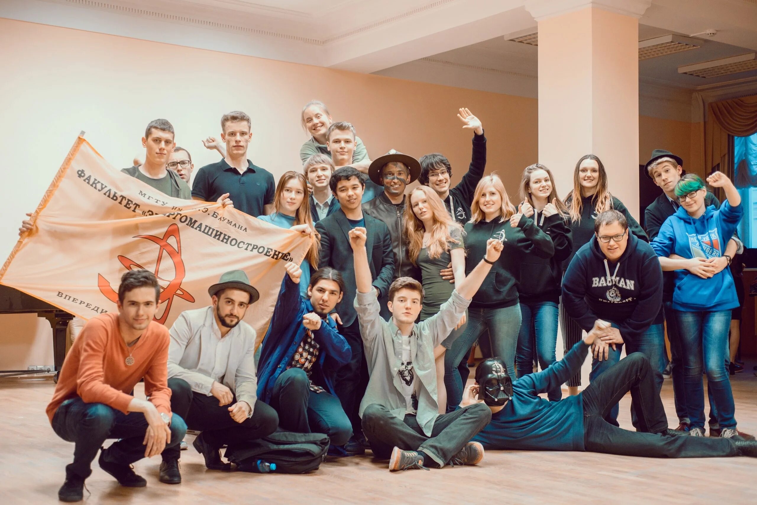 Клуб студентов. Ургаху студклуб. Клуб студентов. Арт клуб для студентов. Студенты в клубе.