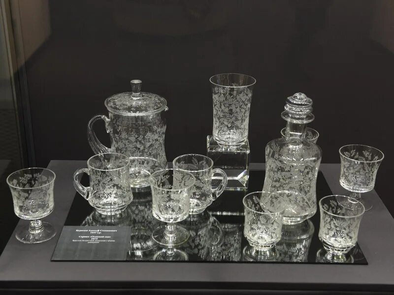Нечаев мальцов хрусталь. Фруктовница виноградная лоза мальцов. Изделия из гусевского хрусталя в музее самара сервизы. Дятьковский хрустальный завод музей хрусталя. Хрустальный петух гусевский хрустальный завод.