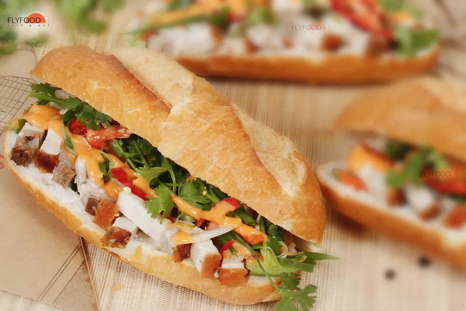 Сэндвич Мак. Banh mi. Banh mi heo. Flyfoods.