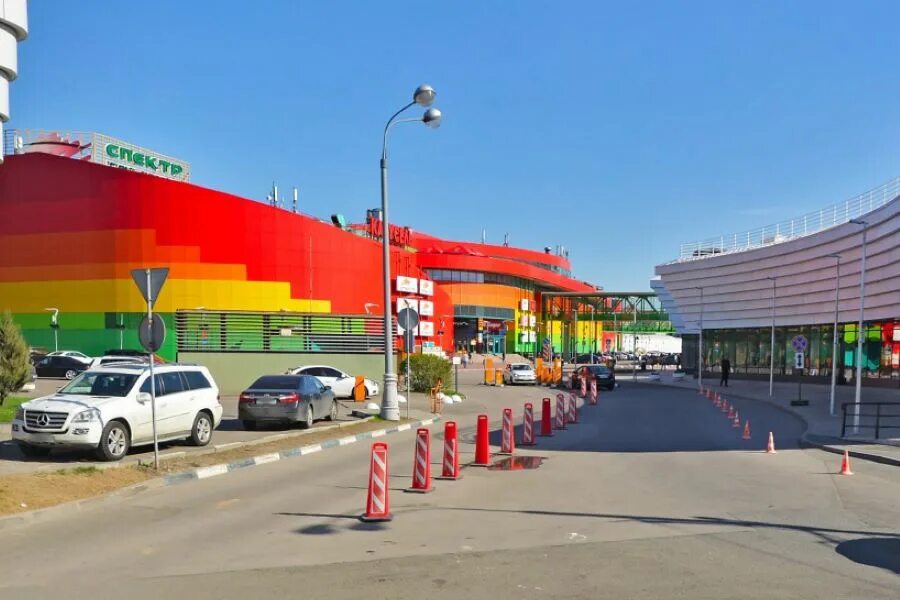 Москва тц спектр новоясеневский 1. Тц спектр парковка. Тц спектр москва. Тц спектр парковка. Тц спектр парковка.