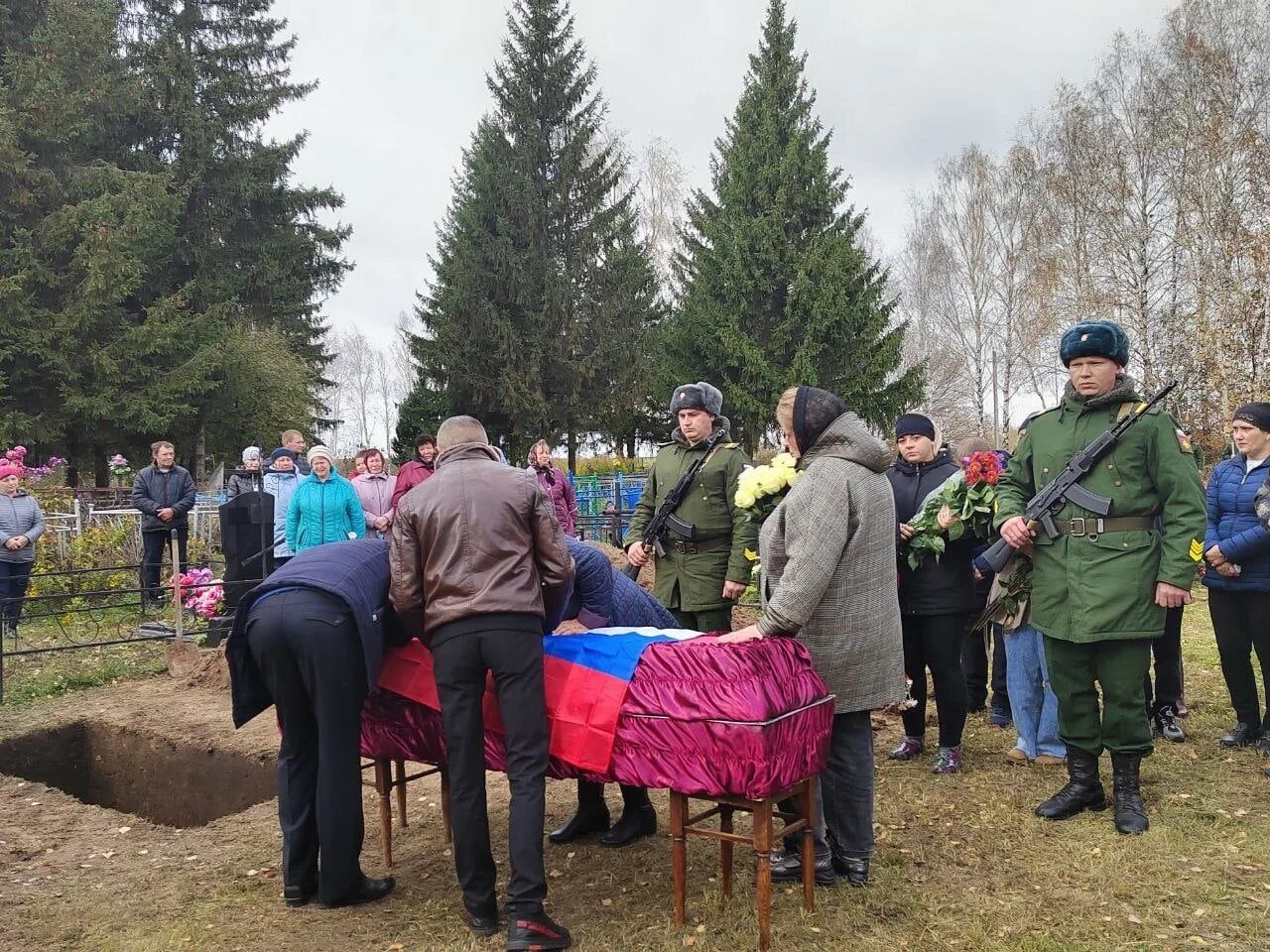 Сво последние новости сегодня срочно. Похороны в Курской области сво. Прощание деревня. Похороны добровольца сво. Курской области простились с погибшим на Украине Олегом Алешковым.