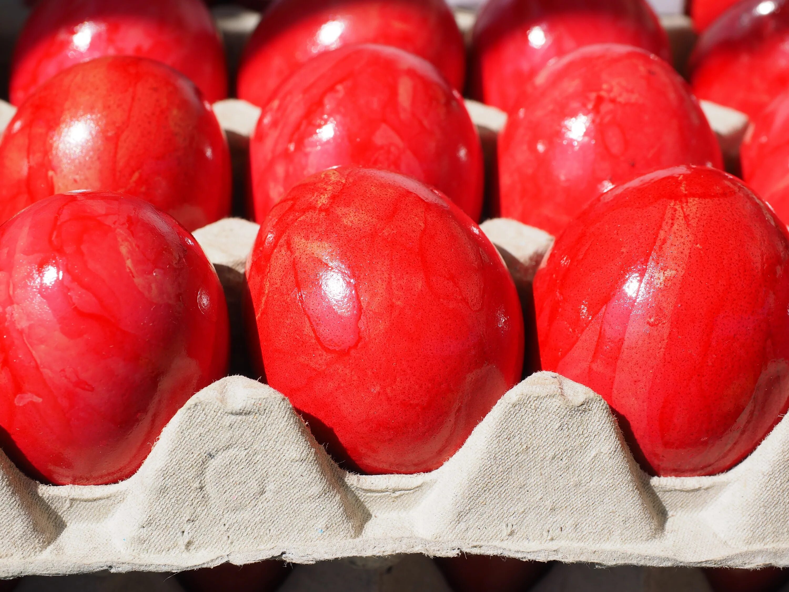 Красные пасхальные яйца. Яйца крашенки красные. Крашеные яйца на Пасху красные. Яйца крашенные красные.