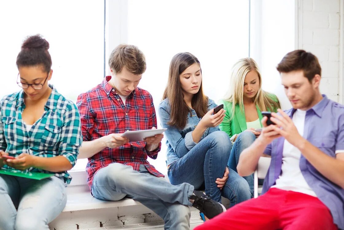 Современная молодежь. Молодежь в современном обществе. Подросток с телефоном. Молодежь с гаджетами.
