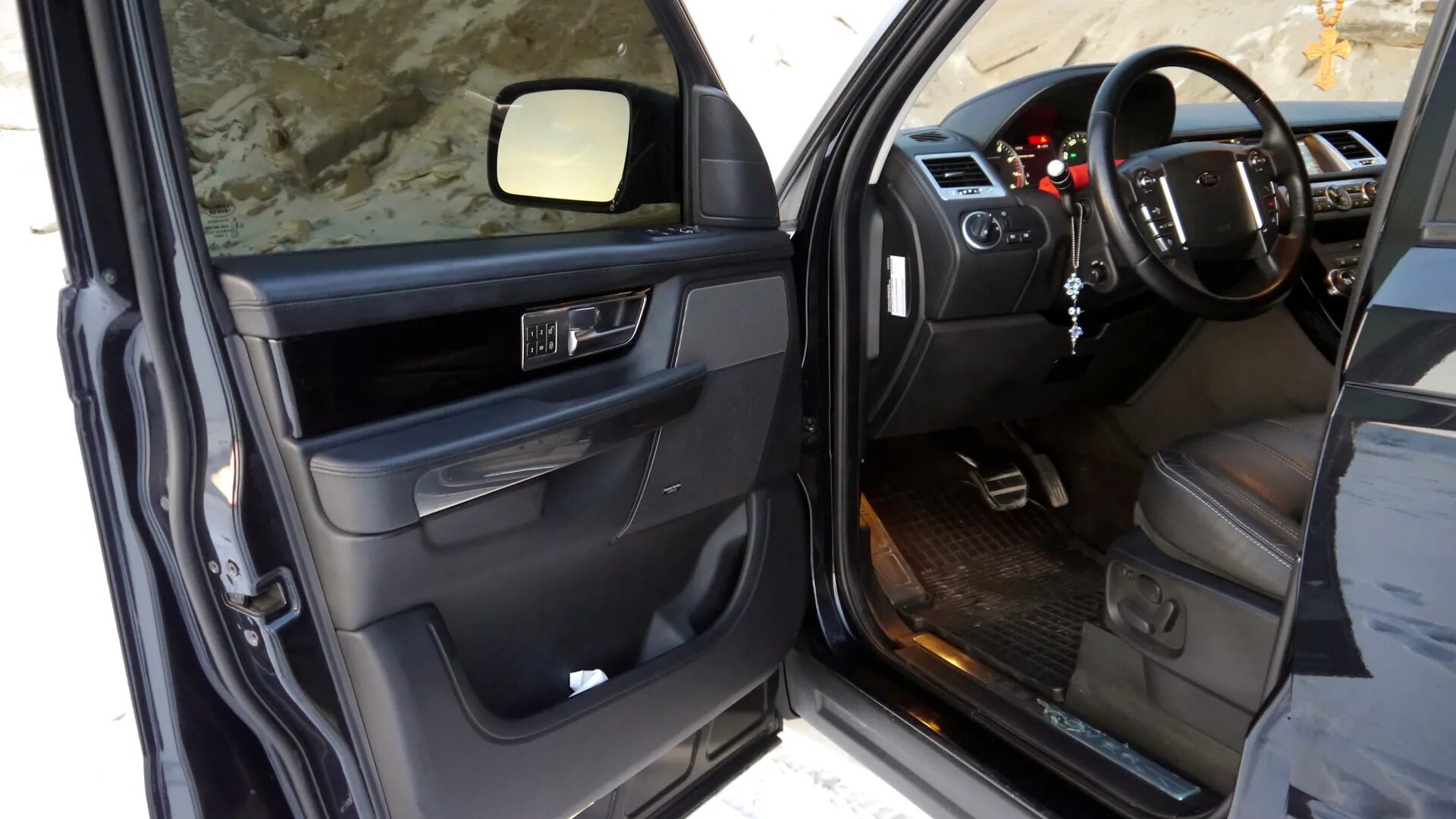 Двери range. Дверь range rover sport. дверные карты рендж ровер спорт. колонки на передний дверь range rover sport 2 рестайлинг 2019. land rover range rover sport 2008 акустика в дверях drive2.