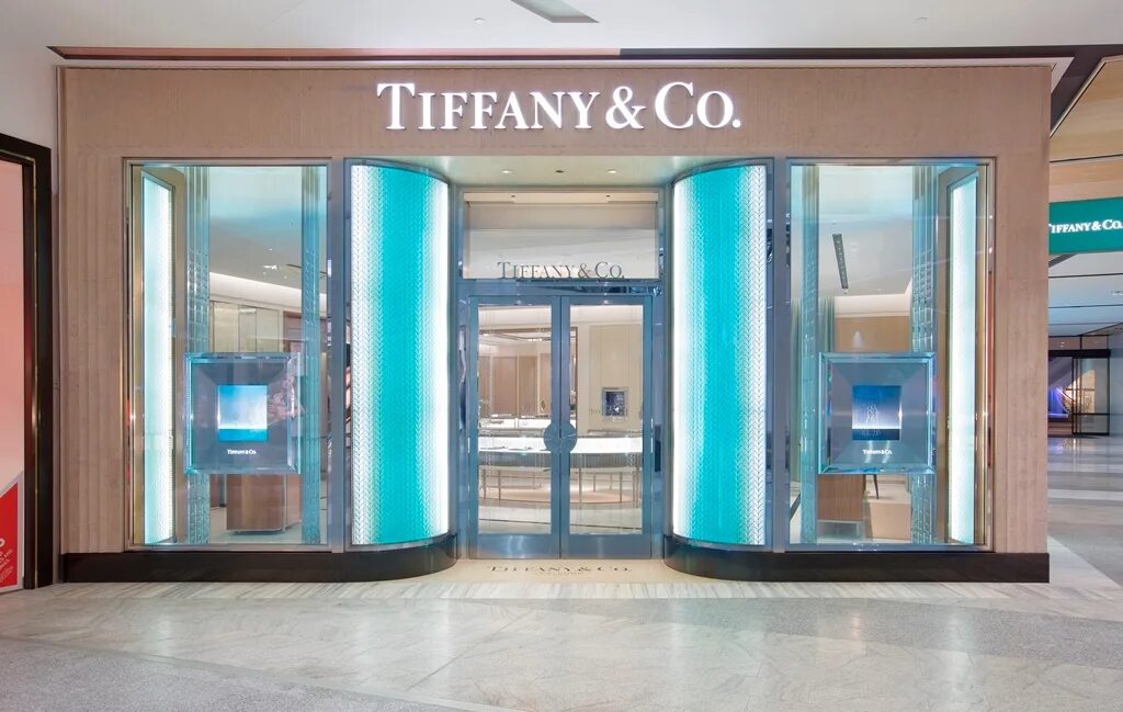 Тиффани адреса. Бутик Тиффани. Tiffany & co. бутик. Магазин Тиффани в Нью-Йорке. Витрина Тиффани.