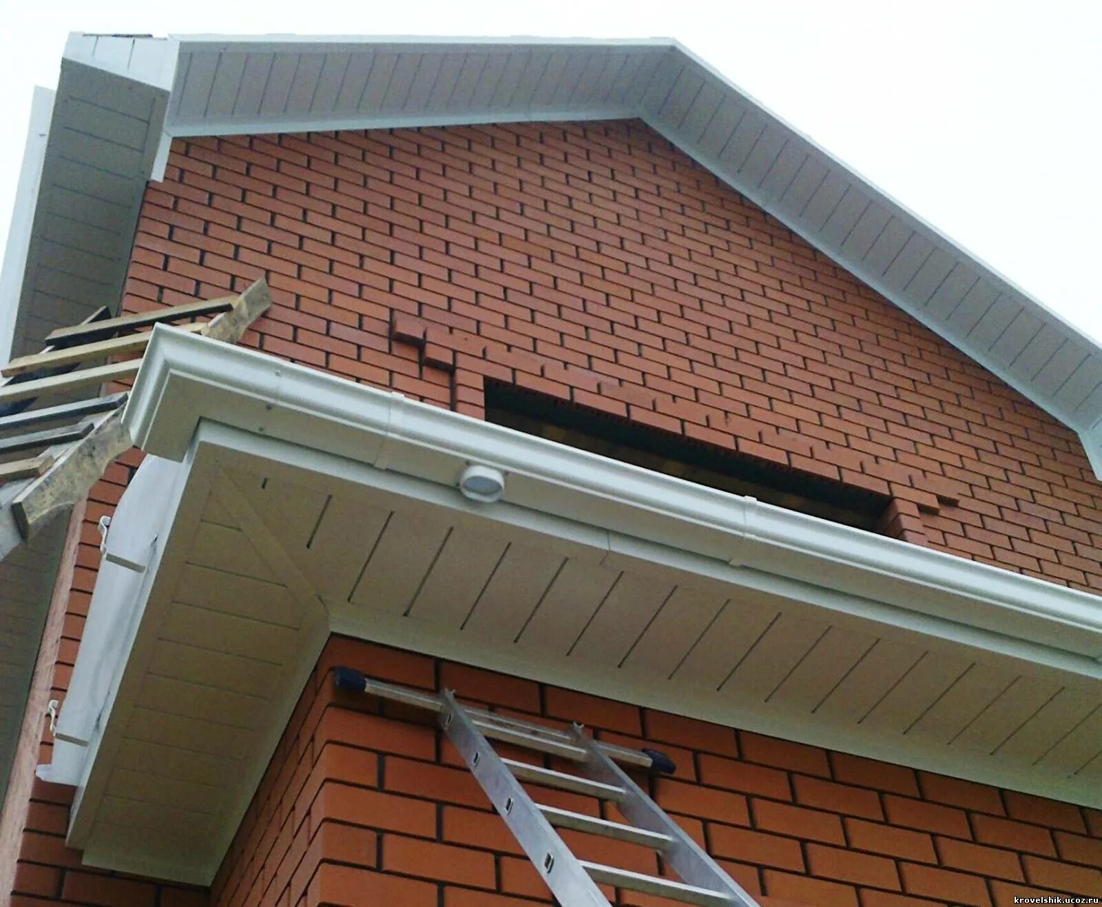 софиты на вальмовой крыше. подшивка карниза профлистом с10. подшивка свесов крыши профлистом. подшивка карнизного свеса узел. подшивка фронтонного свеса.
