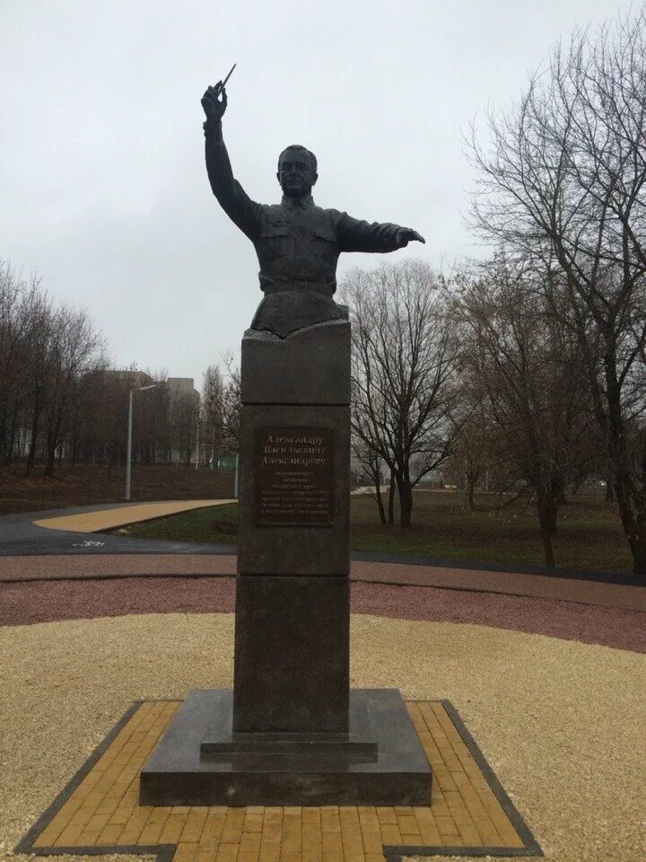 Памятник александру александрову. Памятник Александрову в Рязани. Памятник Александру Александрову в Рязани. Сквер Александрова Рязань.