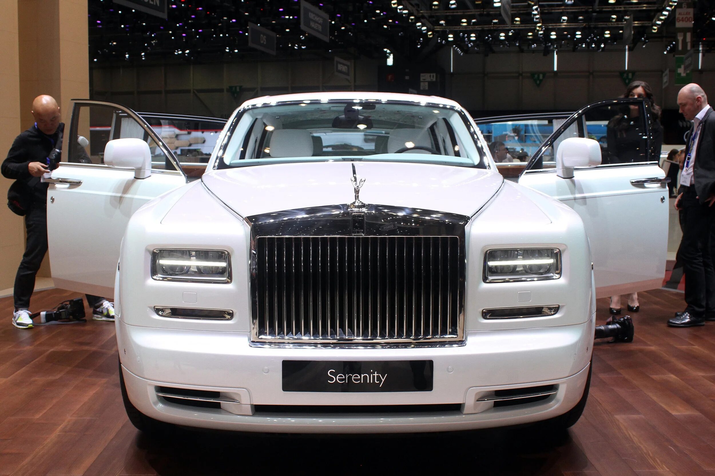 Китайский ройс ройс. Rolls Royce Phantom 2015. Rolls-Royce Phantom автосалон. Rolls-Royce Phantom Serenity. Роллс Ройс 2025.