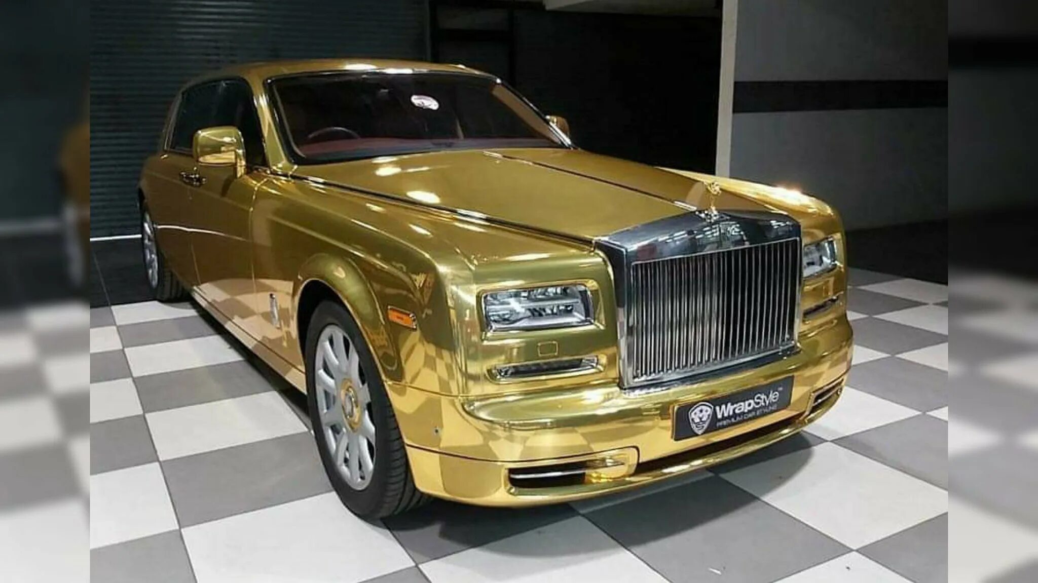 Машина за миллион рублей 2024 какую купить. Золотой Rolls Royce Phantom. Rolls Royce Phantom 2021 Golden. Роллс Ройс Фантом 2020. Rolls Royce Phantom Coupe 2021 золотой.