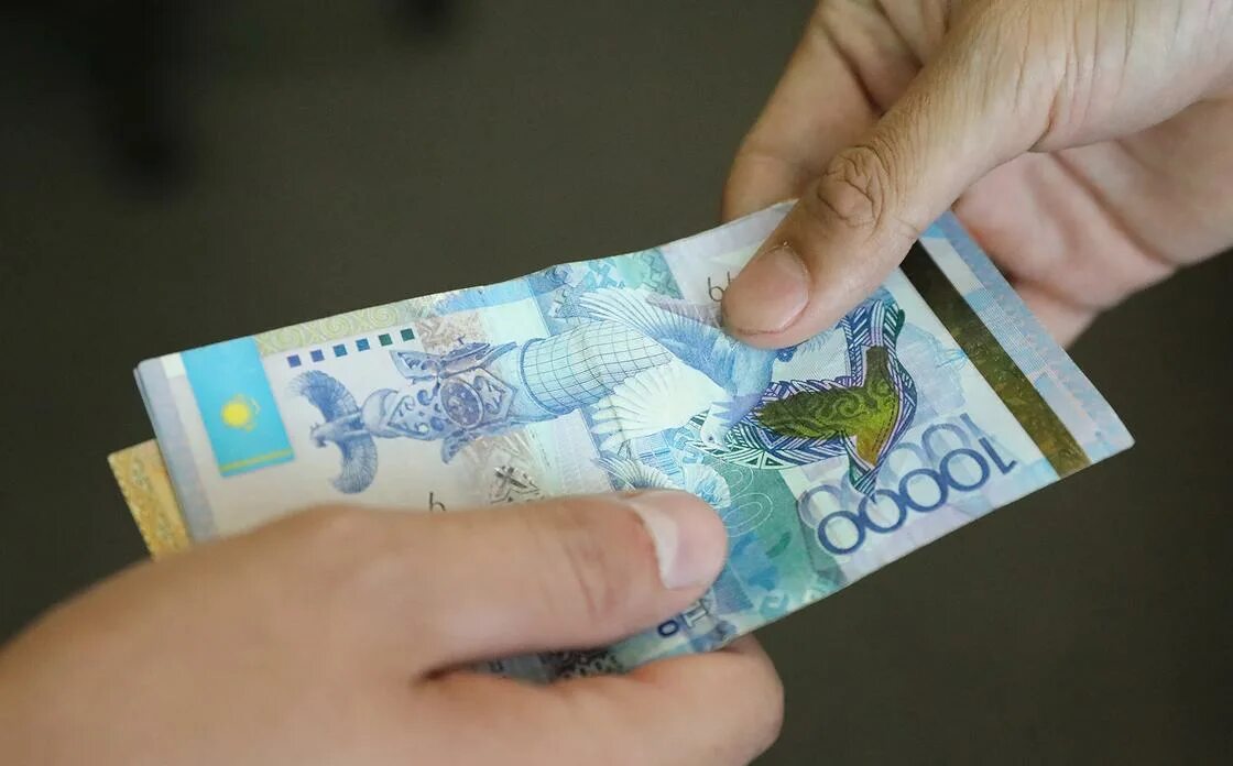 400 тенге. Тысяча тенге в руках. 20 тысяч тенге. 10 тысяч тенге. 1000 тенге с рукой.