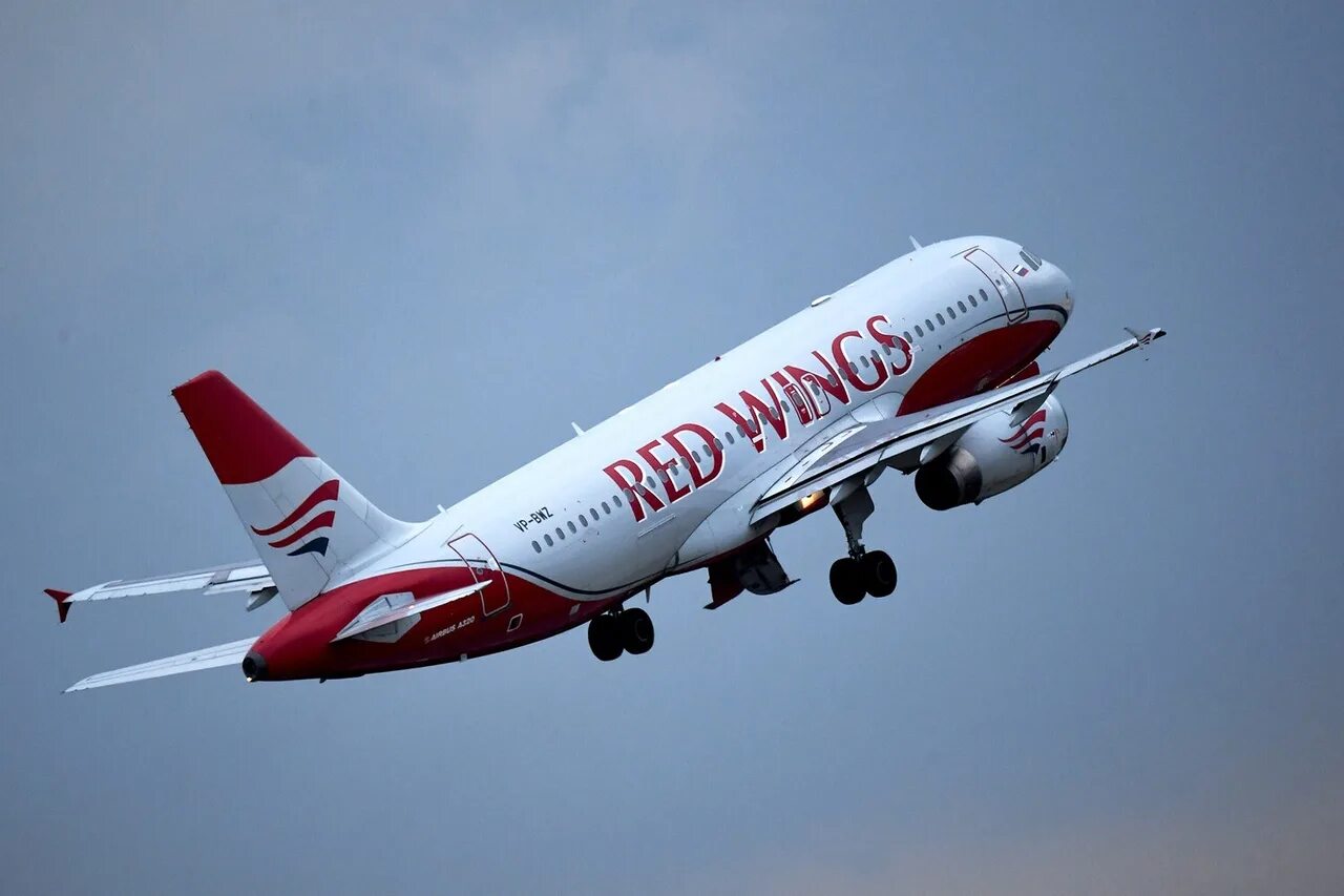 Пассажир ред вингс. Ред вингс самолеты авиакомпании. b772 самолет red wings. самолёт ред вингс фото. самолет бомбардье ред вингс.