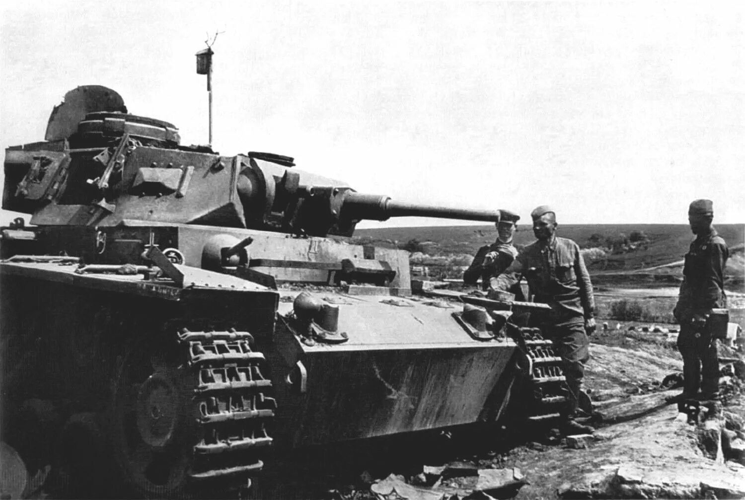 Немецкие танки в советских фильмах. Танк тигр 1942 года. Panzer 3 подбитый. Немецкие танки 1941 -1942. Подбитый немецкий танк PZ-3.