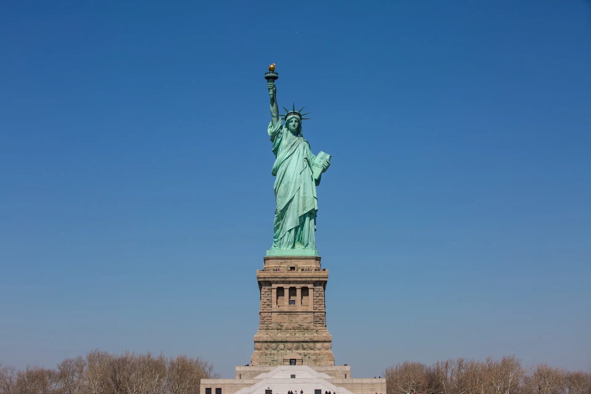 Страна где статуя свободы. Статуя свободы Нью-Йорк. Достопримечательности Америки статуя свободы. Статуя свободы Нью-Йорк Маяк. Высота статуи свободы в Нью-Йорке.
