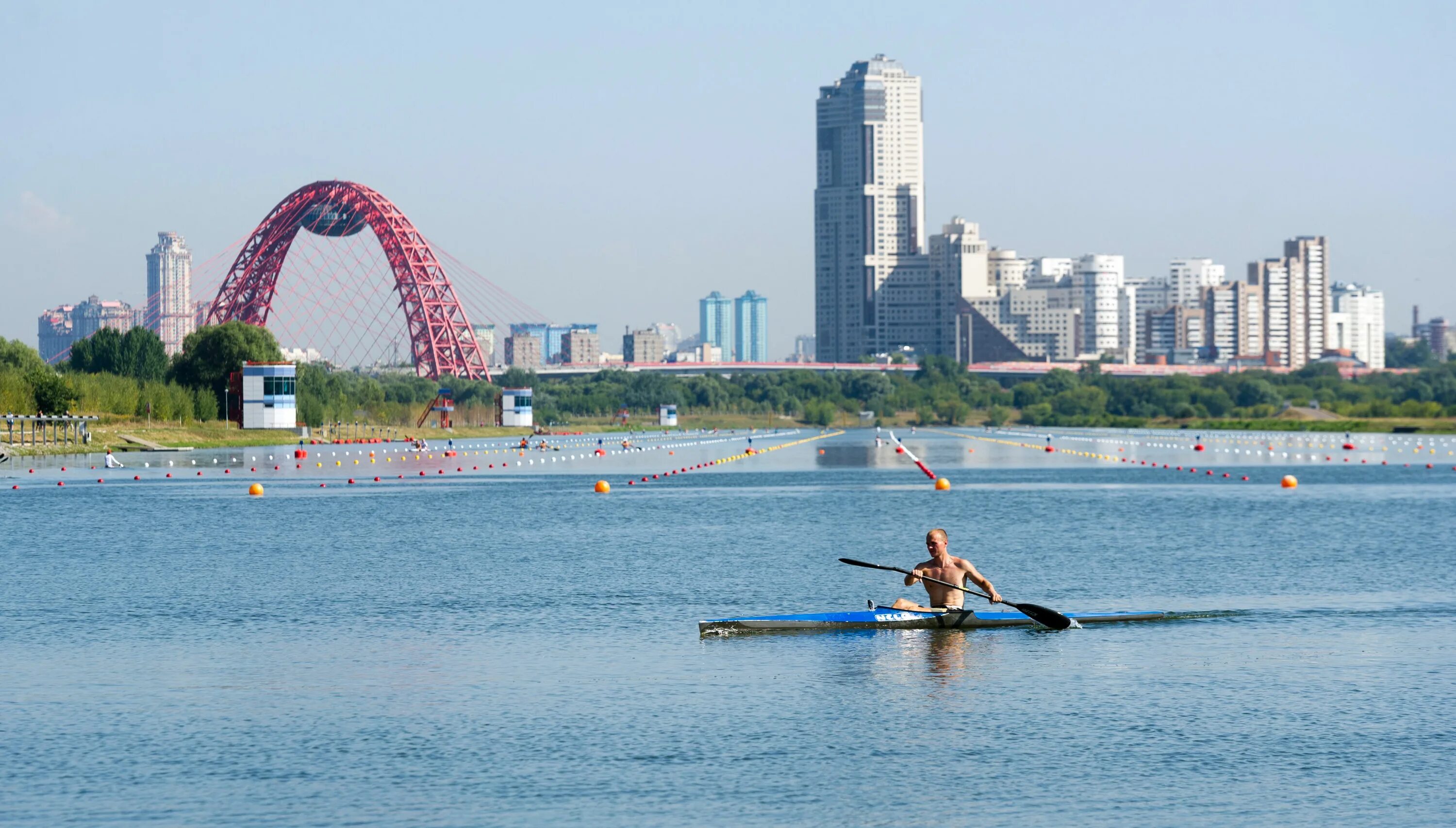 Гребной канал в Москве Крылатское. Гребной канал Крылатское байдарки. Гребной канал спорткомплекс Крылатское.