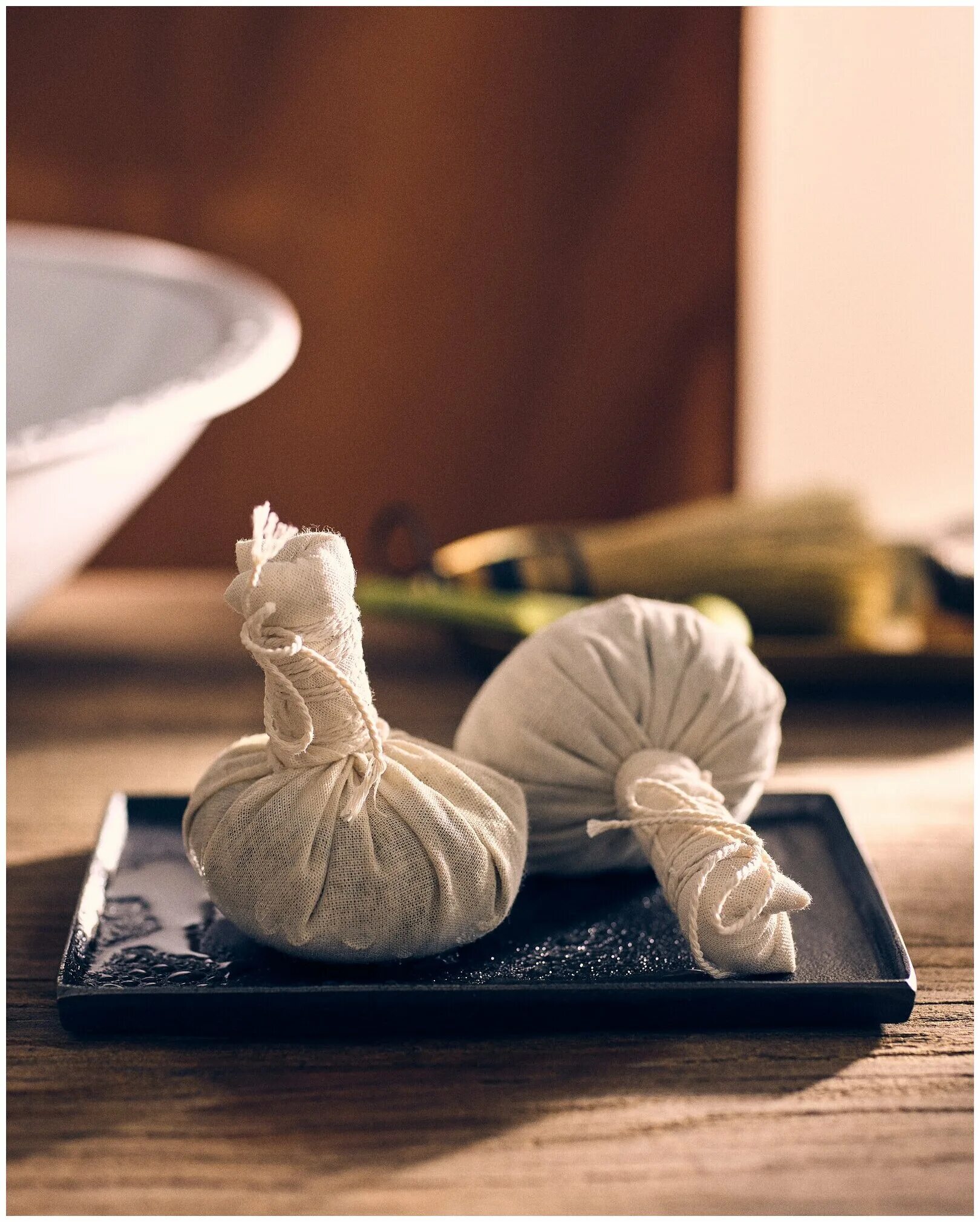 тайский массаж мешочками. мешочки для трав. травяные мешочки. травяные мешочки. массаж травяными мешочками.