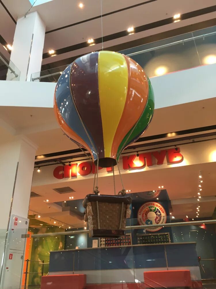 Музей шаров в спб. Воздушные шары в торговом центре. Украшение торгового центра воздушными шарами. Украшение в ТРЦ воздушный шар. Торговый центр с воздушным шаром.