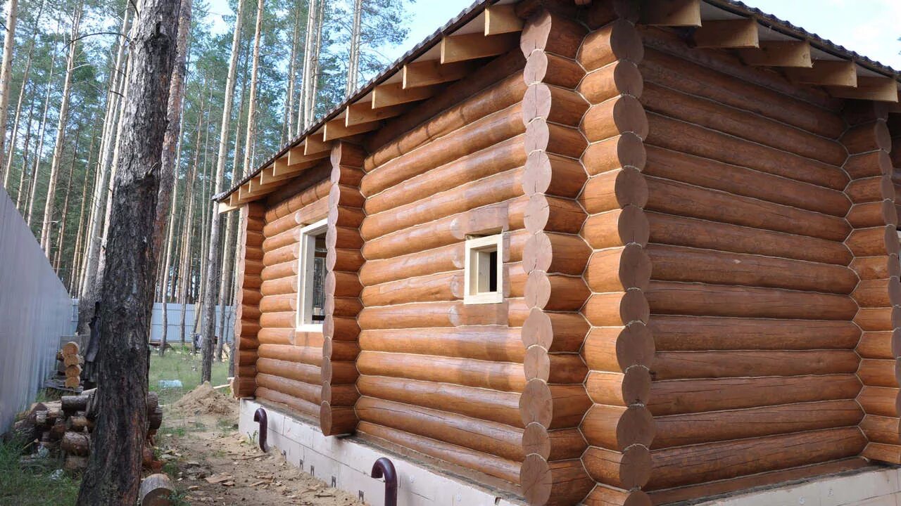 Покрытие бревна. Сруб Тиккурила. Сруб бани снаружи. Баня из бревна. Наружная отделка бани.