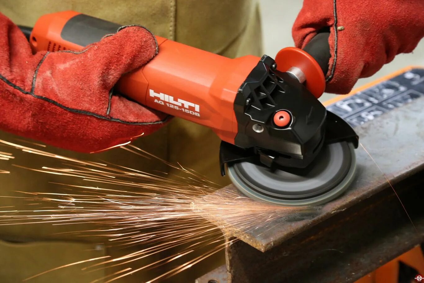 Болгарка водой. Hilti AG 125-15. Хилти отрезная машина по металлу. Болгарка с пылесосом хилти. Хилти болгарка для бетона.