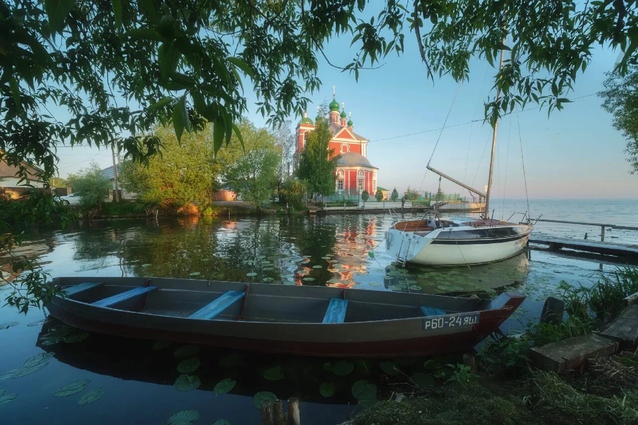 Плещеево озеро ярославская. Плещеево озеро Переславль Залесский. Ярославль озеро. Рюмниковское озеро Ярославская область. Кэмпино Плещеево озеро.