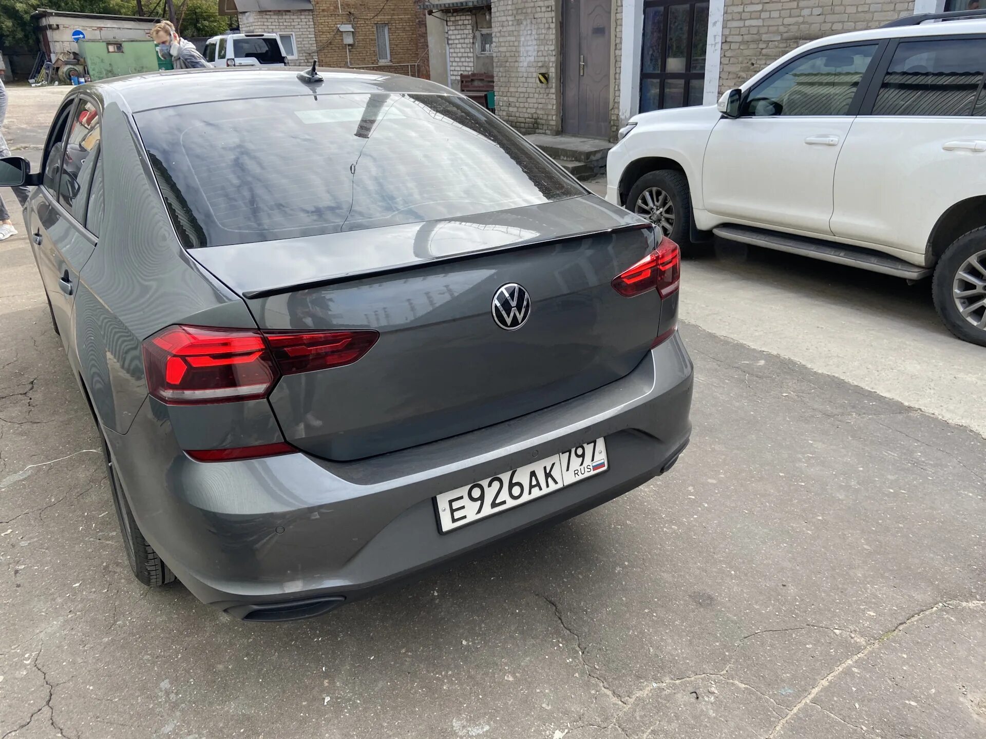 Спойлер поло 6 лифтбек. Спойлер поло лифтбек. Лип спойлер polo liftback. Vw polo 2021 спойлер. Polo vi лифтбек антихром.