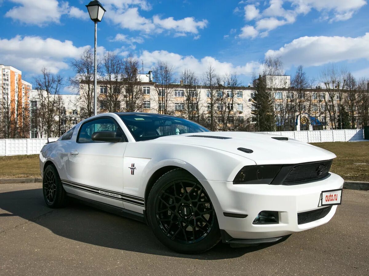 Продажа мустанг. Форд Мустанг 2009. Ford Mustang v 2009. Форд Мустанг 4 белый. Форд Мустанг Рестайлинг.