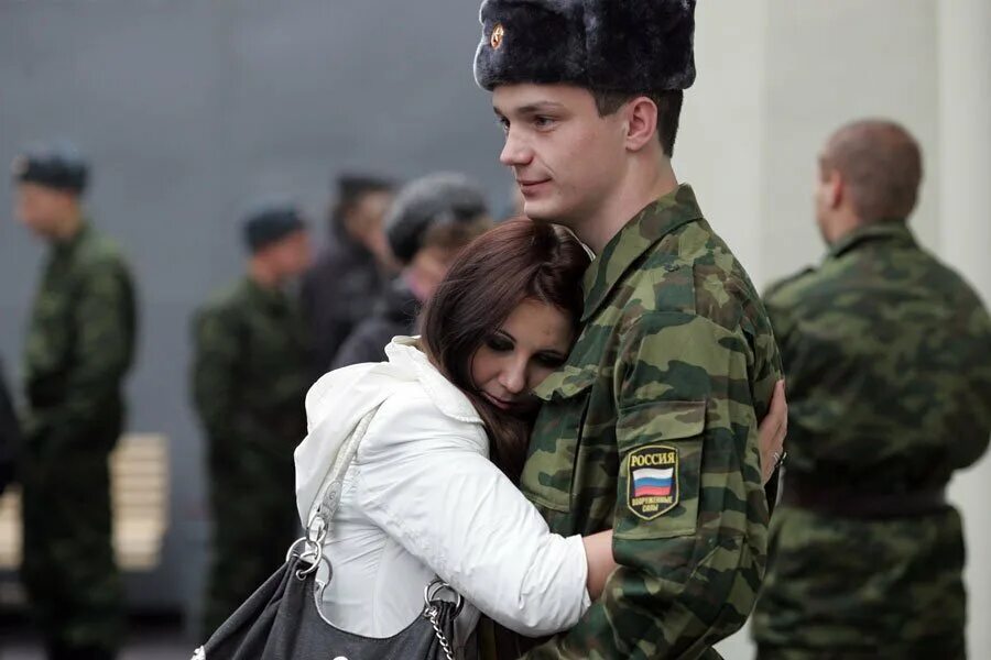 Девушки военные. Российский солдат с девушкой. Встреча военных. Армия.