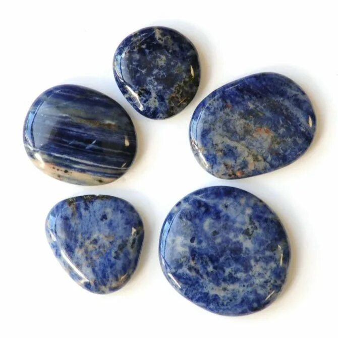 Содалит камень магические. Содалит кольский полуостров. Содалит камень бусы. Лазурит и содалит. Содалит кольский полуостров.