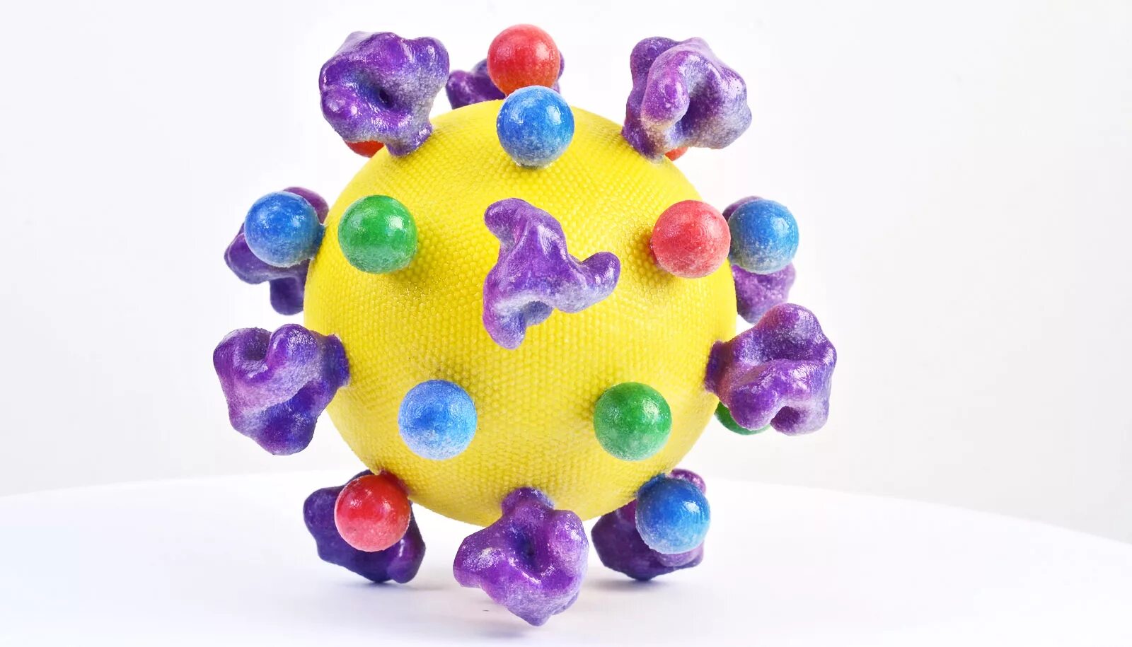 микробы из пластилина. вирус коронавирус пластилином. объемная модель вируса. поделка вирус. поделка из пластилина вирус.