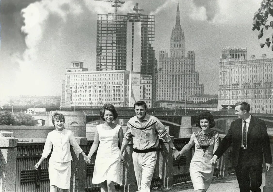 12 апреля 1961 ссср. Радуясь оттепели. Телевидение в период оттепели. Никита хрущев оттепель. Советские женщины в 50-е годы.