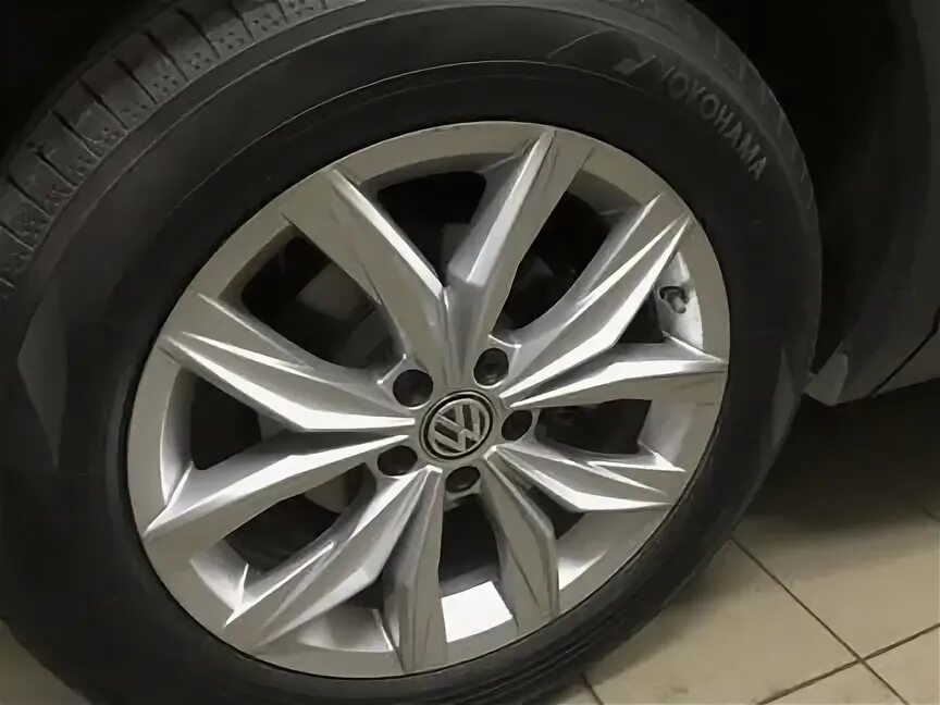 Диски себринг r18 тигуан. Tiguan колеса r18. R18 tiguan 2. Колеса тигуан r18. Диски на тигуан 18.