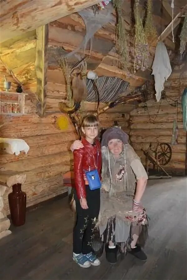 Баба яга новосибирск. Обер баба яга скульптура. Домик бабы яги в зоопарке новосибирска. Логово бабы яги новосибирск зоопарк. Дом бабы яги новосибирск.